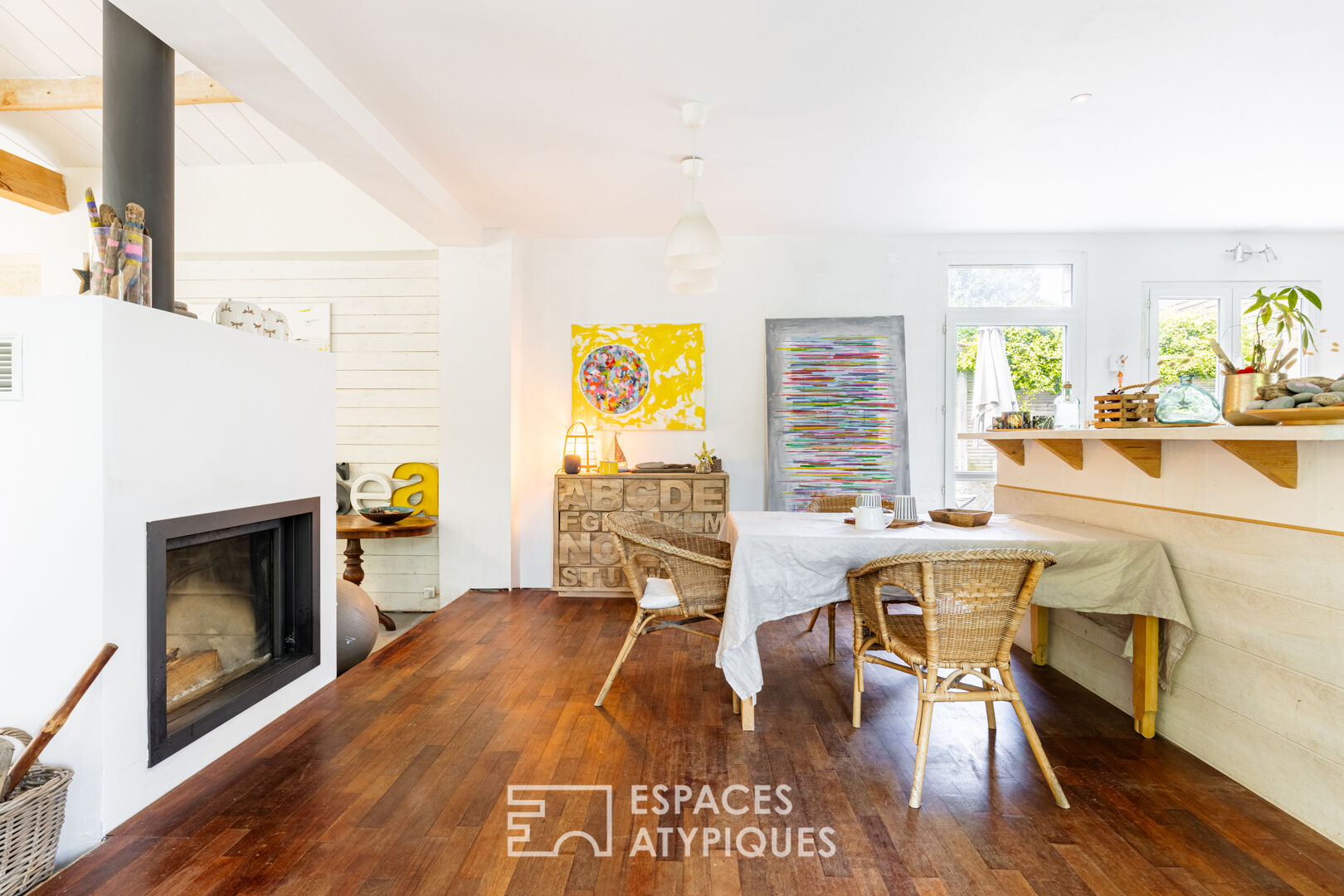 Bright villa a stone’s throw from the beach