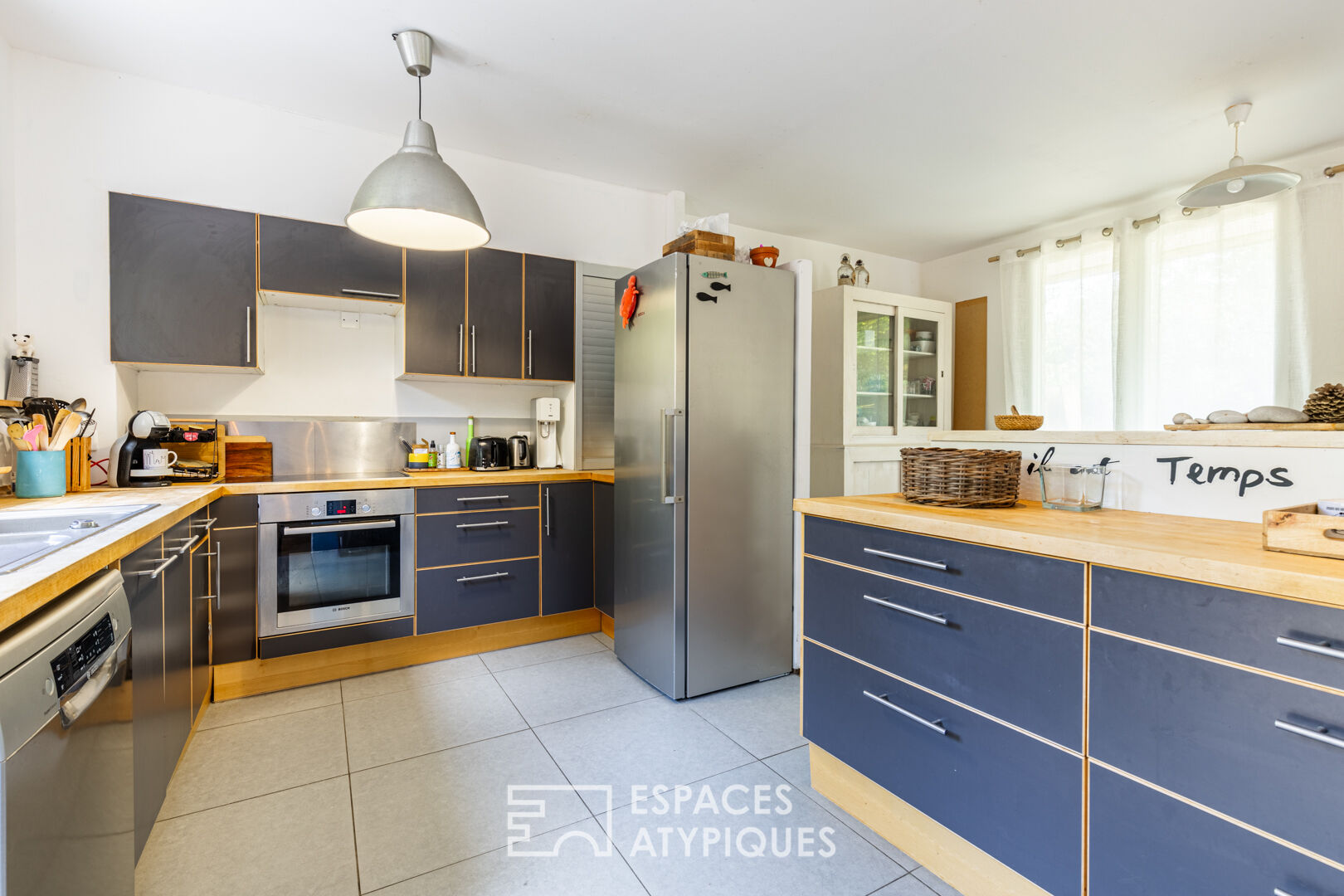 Bright villa a stone’s throw from the beach