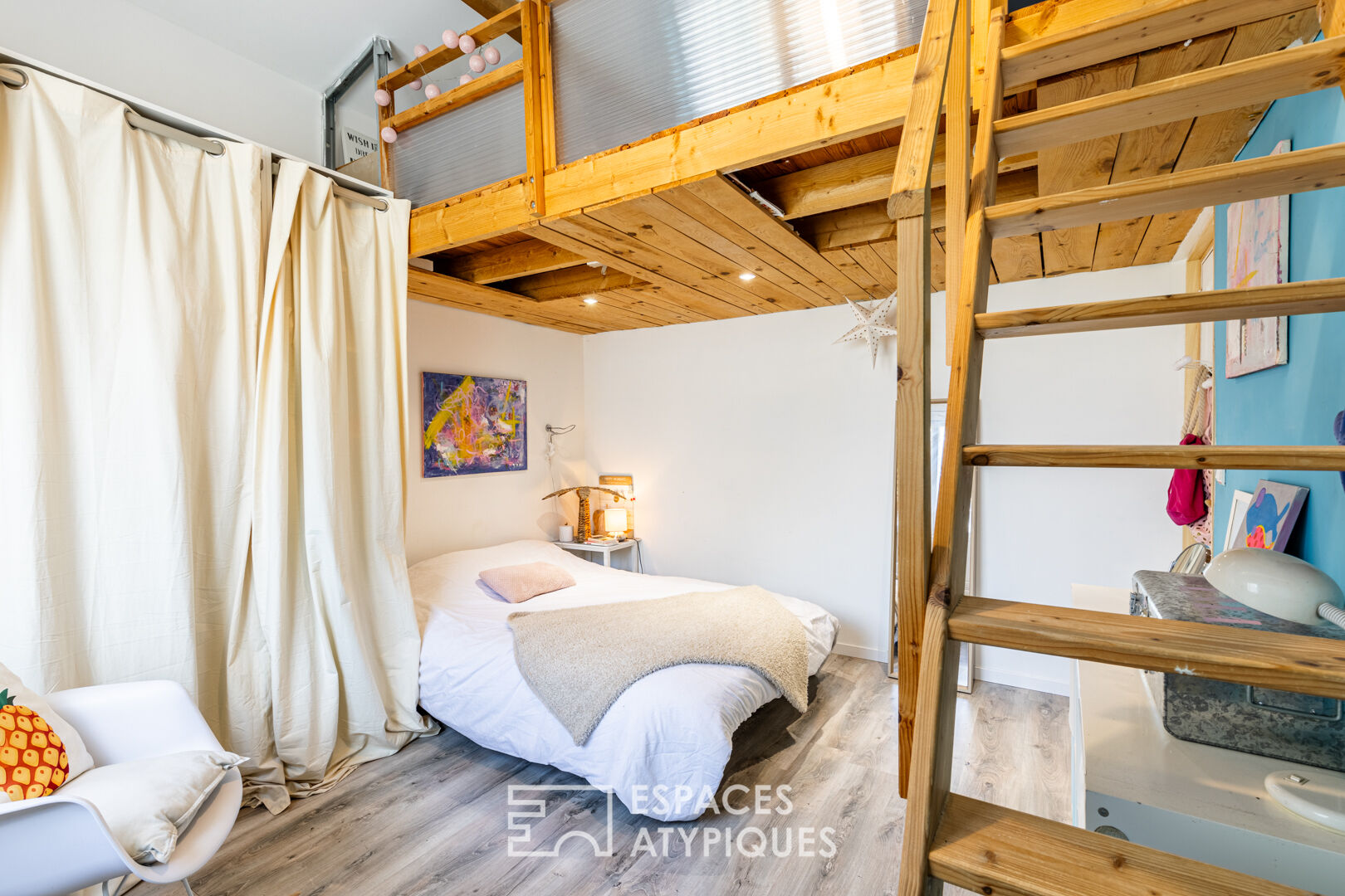 Bright villa a stone’s throw from the beach