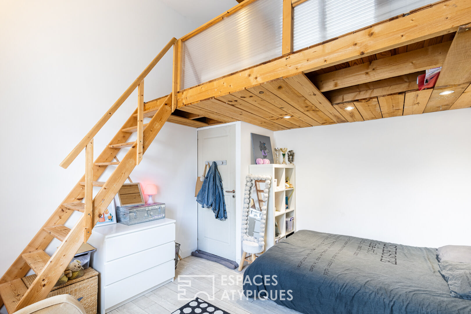 Bright villa a stone’s throw from the beach