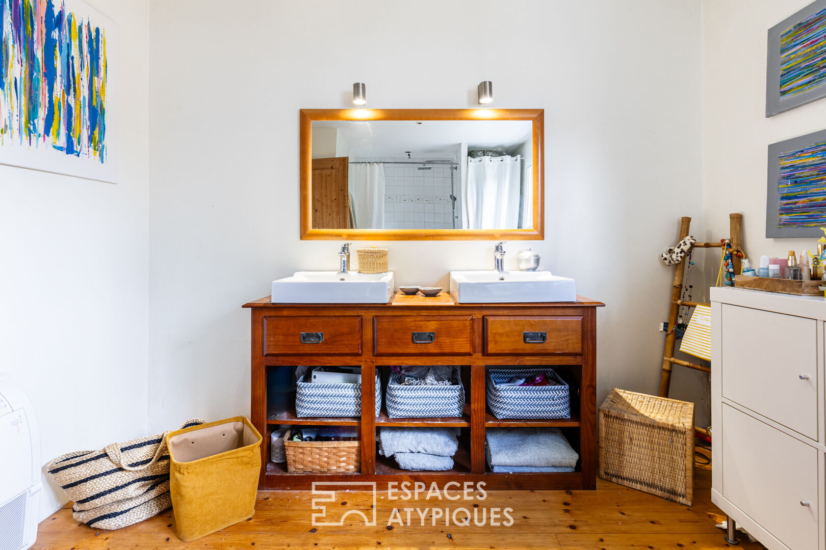 Bright villa a stone’s throw from the beach