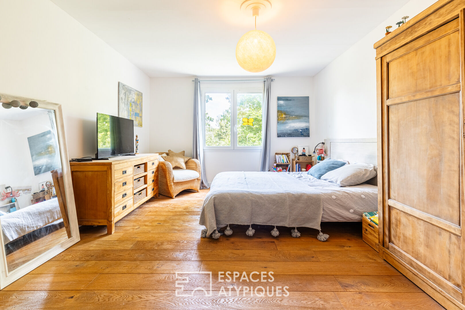 Bright villa a stone’s throw from the beach