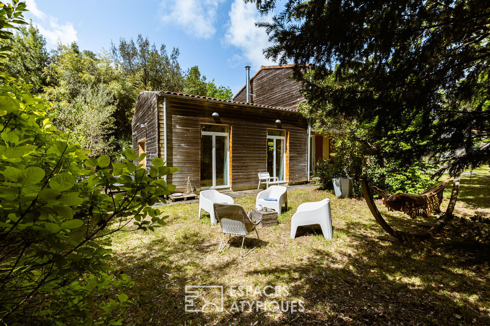 Bright villa a stone’s throw from the beach