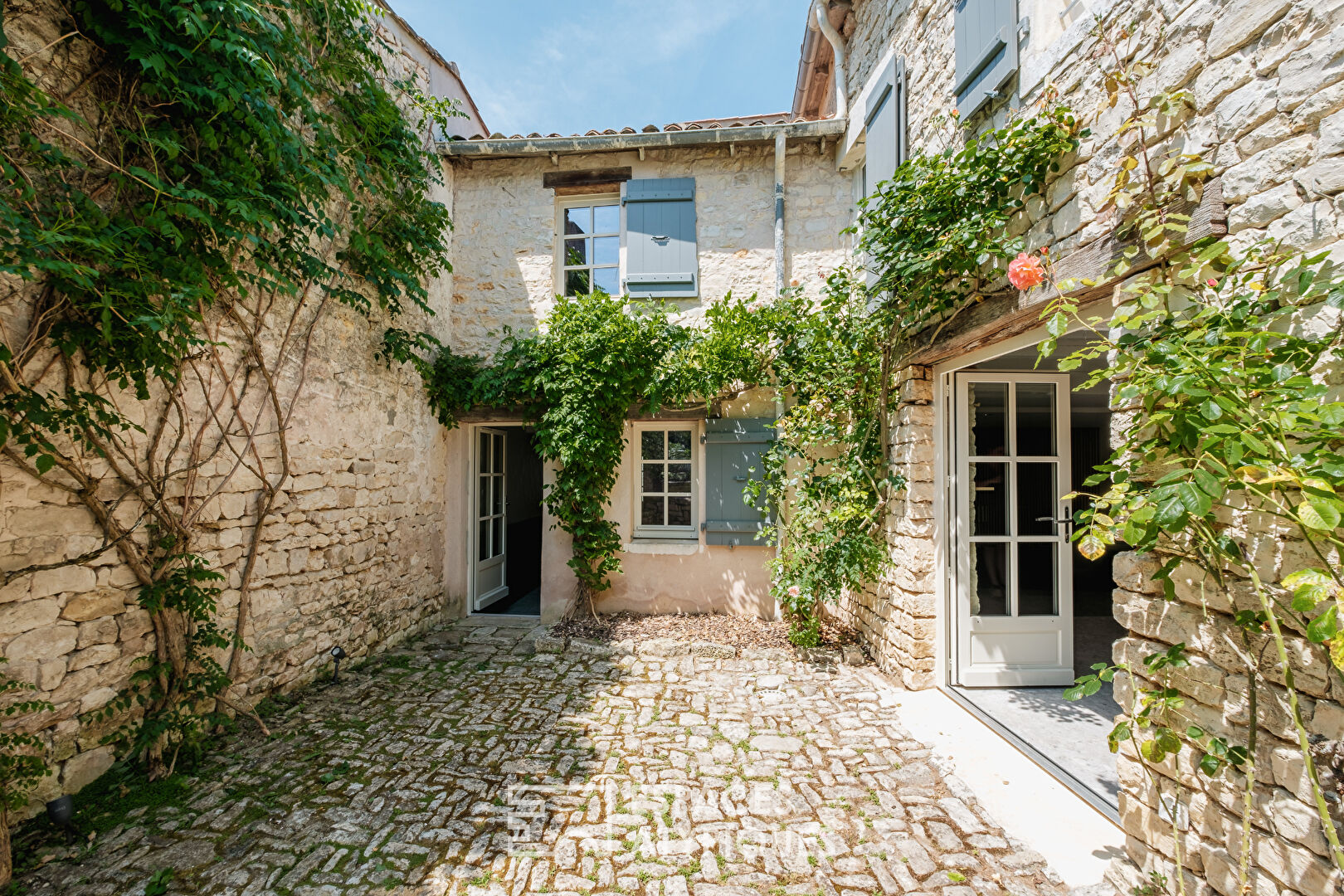Authentique villageoise à l’abri des regards