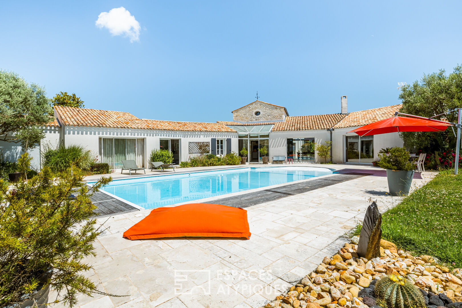 Villa contemporaine lovée sur son parc, avec piscine et green de golf