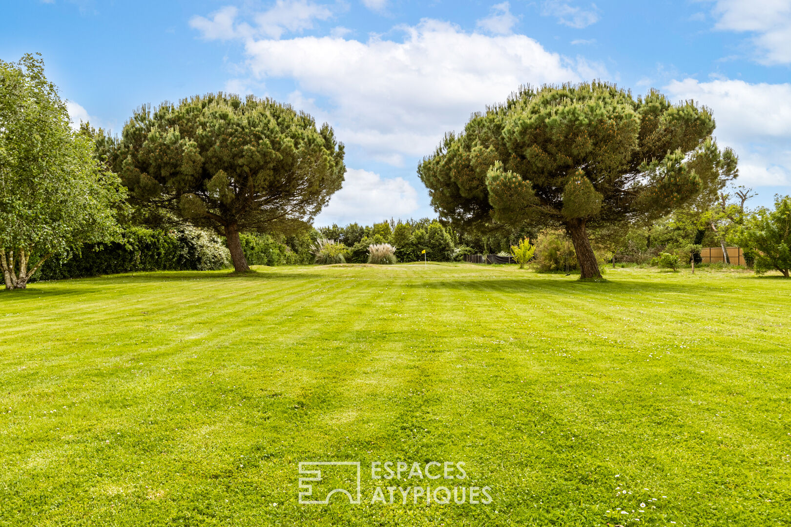 Villa contemporaine lovée sur son parc, avec piscine et green de golf