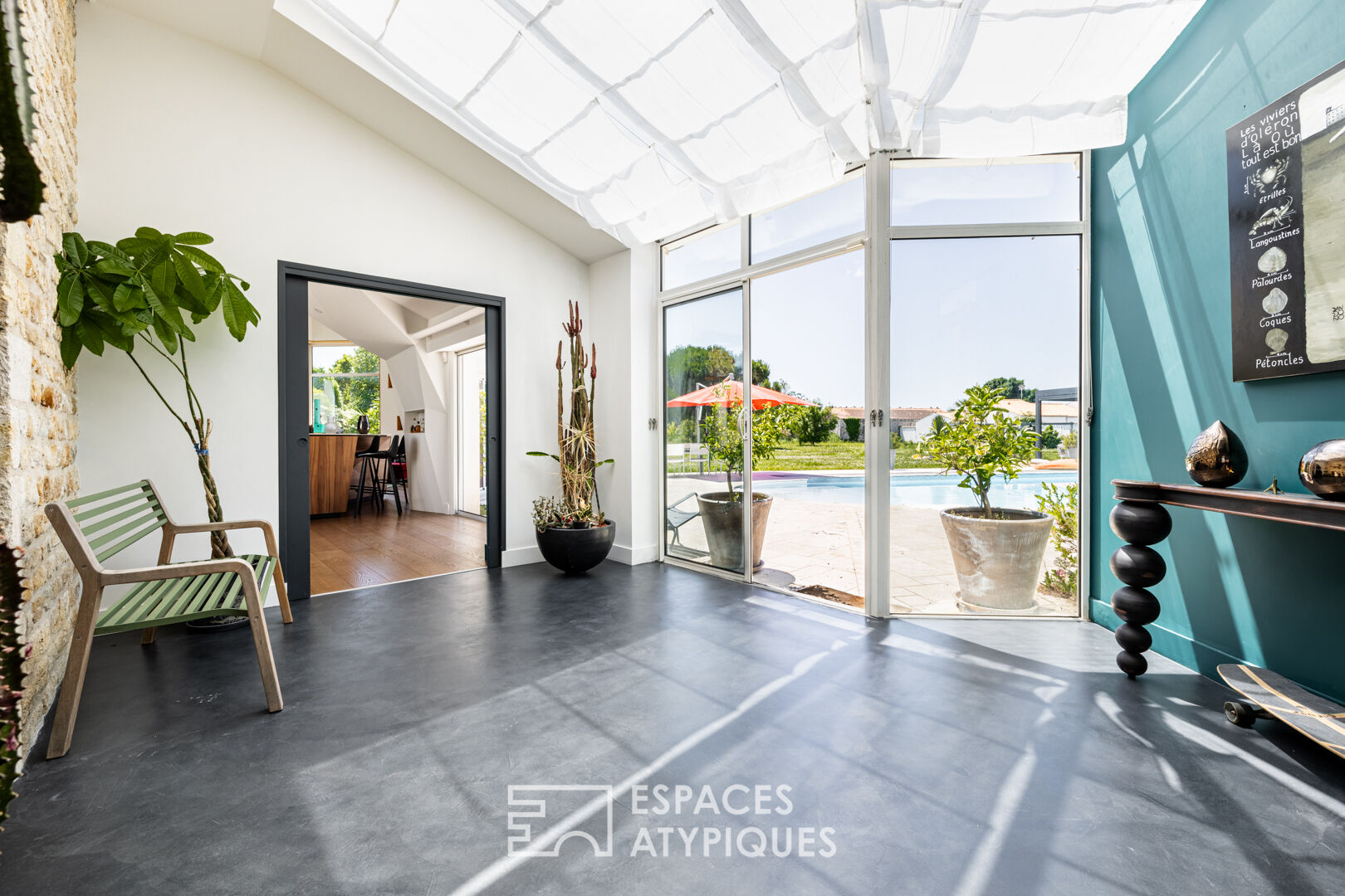 Villa contemporaine lovée sur son parc, avec piscine et green de golf