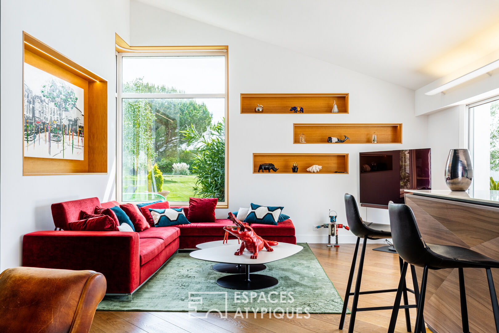 Villa contemporaine lovée sur son parc, avec piscine et green de golf