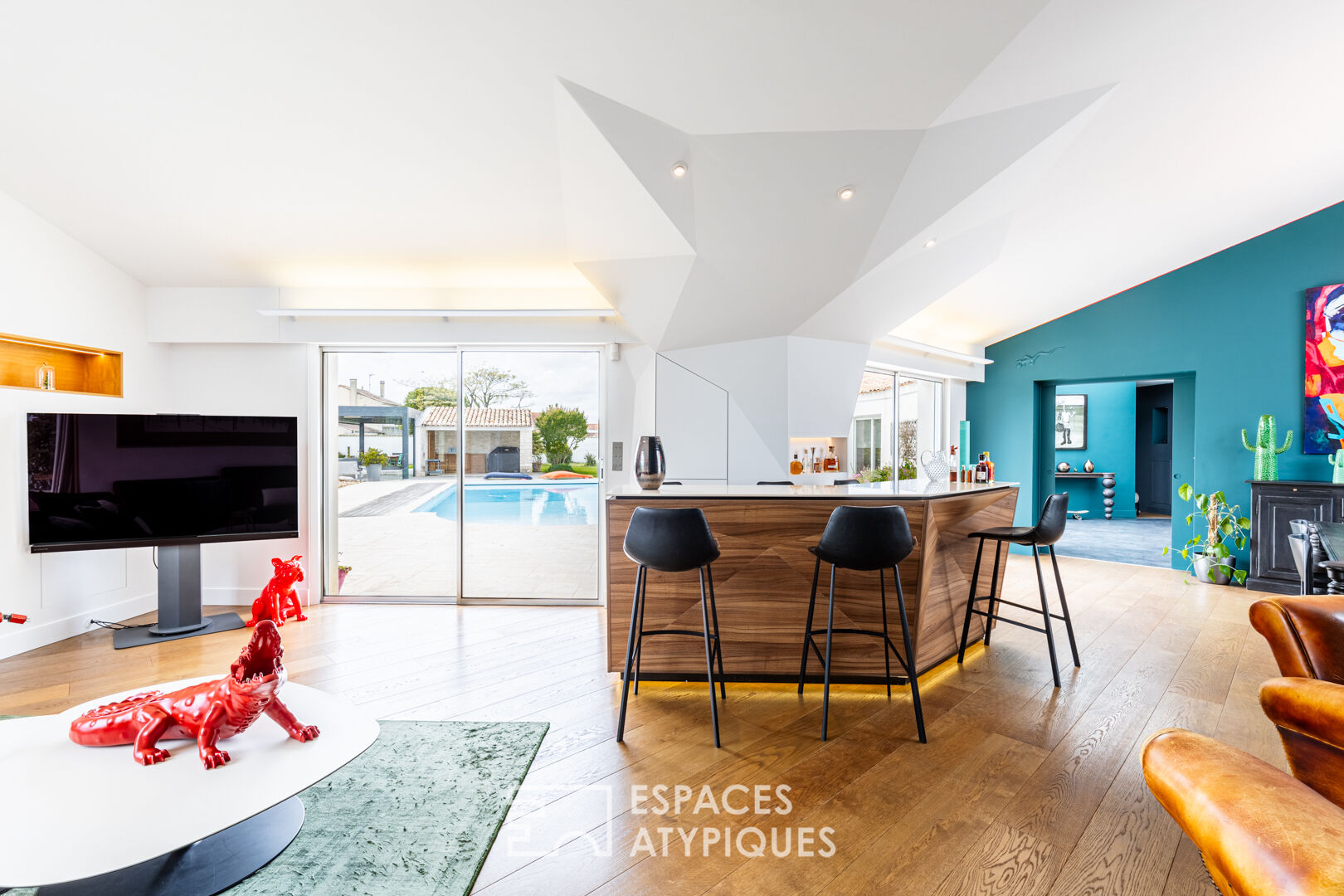 Villa contemporaine lovée sur son parc, avec piscine et green de golf