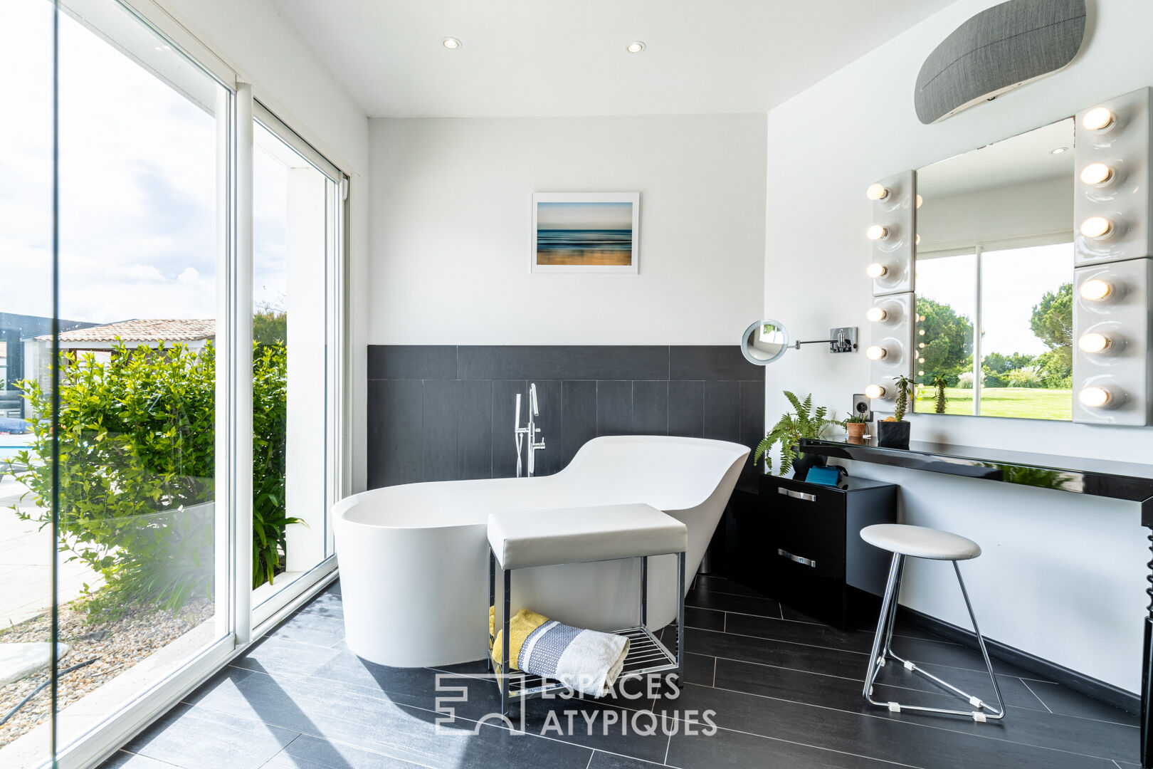 Villa contemporaine lovée sur son parc, avec piscine et green de golf