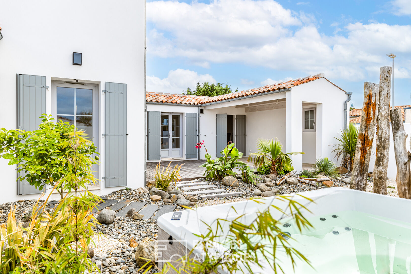 An elegant new contemporary, beach and shops in the immediate vicinity