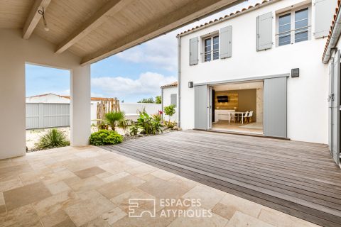 An elegant new contemporary, beach and shops in the immediate vicinity