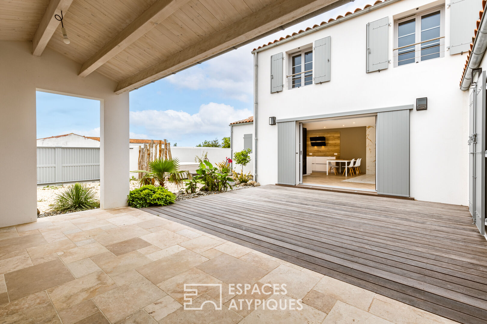 An elegant new contemporary, beach and shops in the immediate vicinity