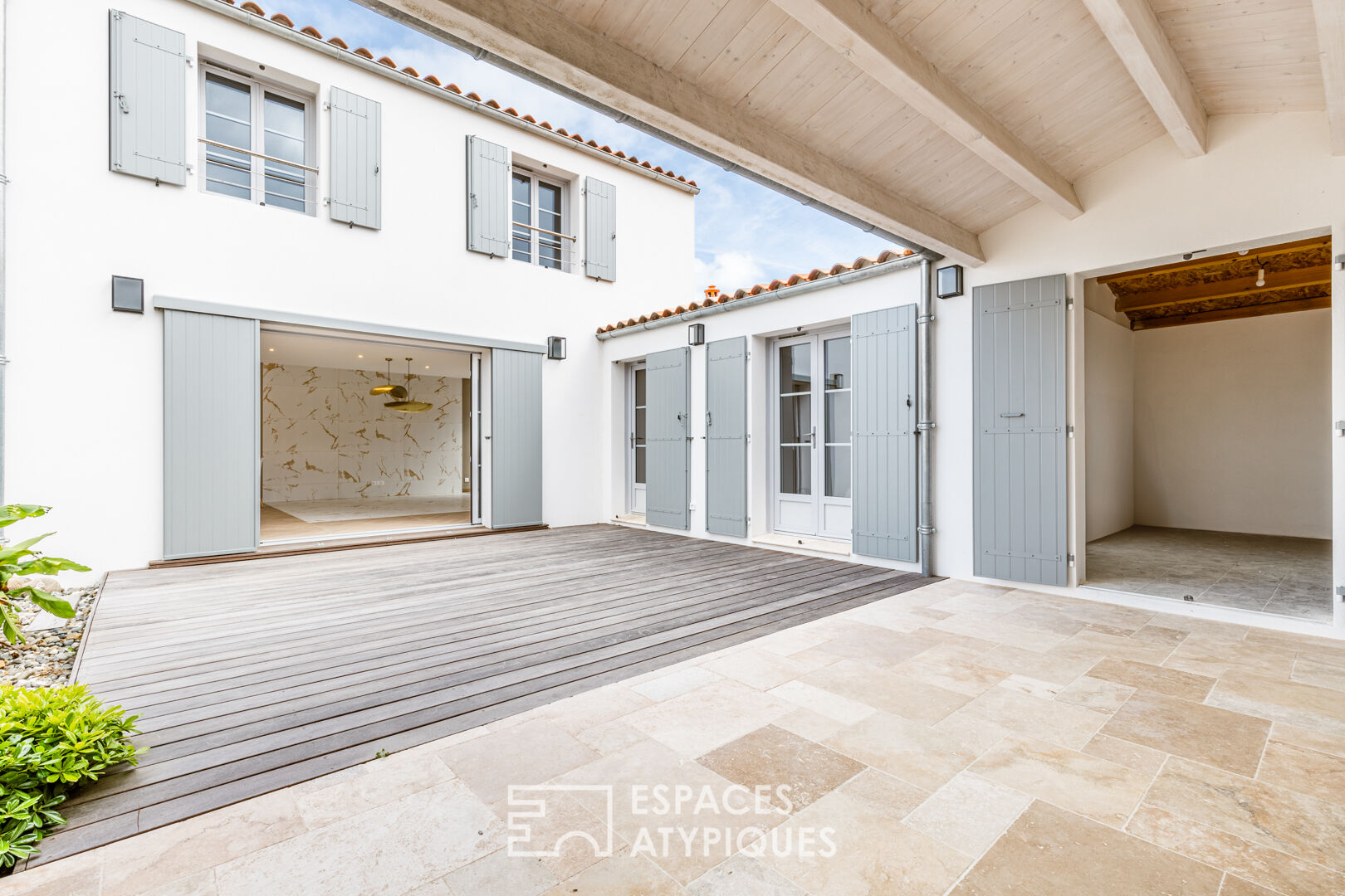 An elegant new contemporary, beach and shops in the immediate vicinity