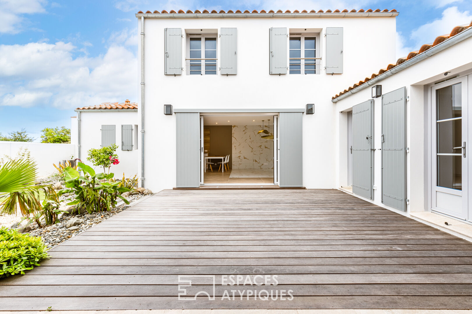 An elegant new contemporary, beach and shops in the immediate vicinity