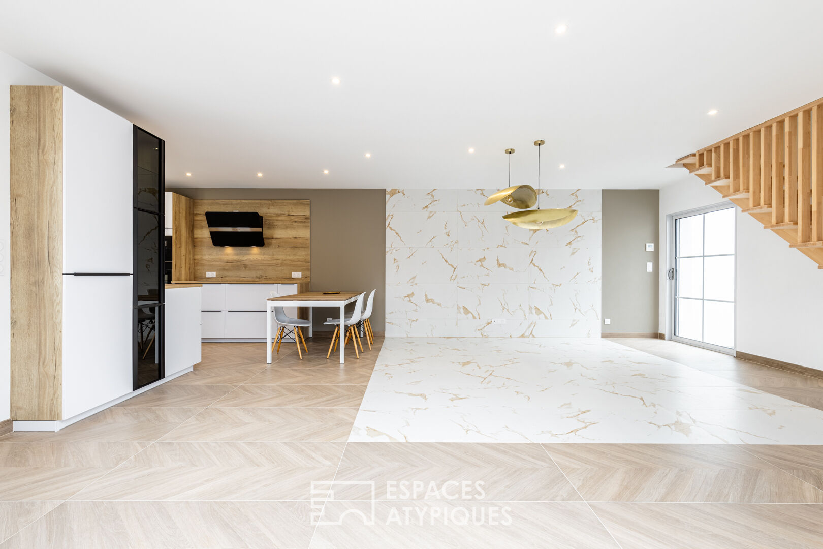 An elegant new contemporary, beach and shops in the immediate vicinity