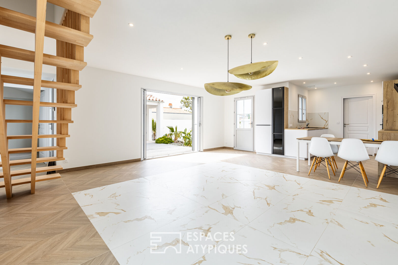 An elegant new contemporary, beach and shops in the immediate vicinity