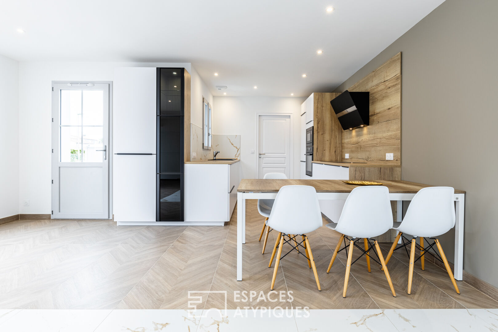 An elegant new contemporary, beach and shops in the immediate vicinity