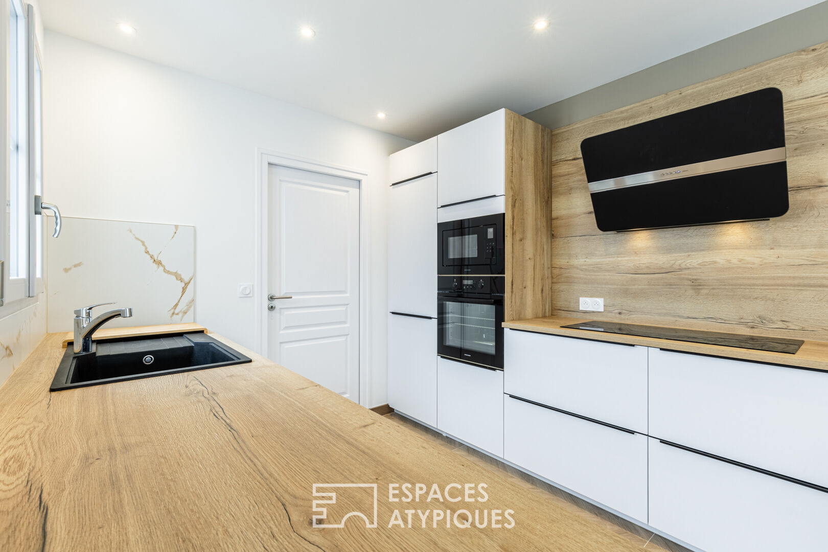 An elegant new contemporary, beach and shops in the immediate vicinity