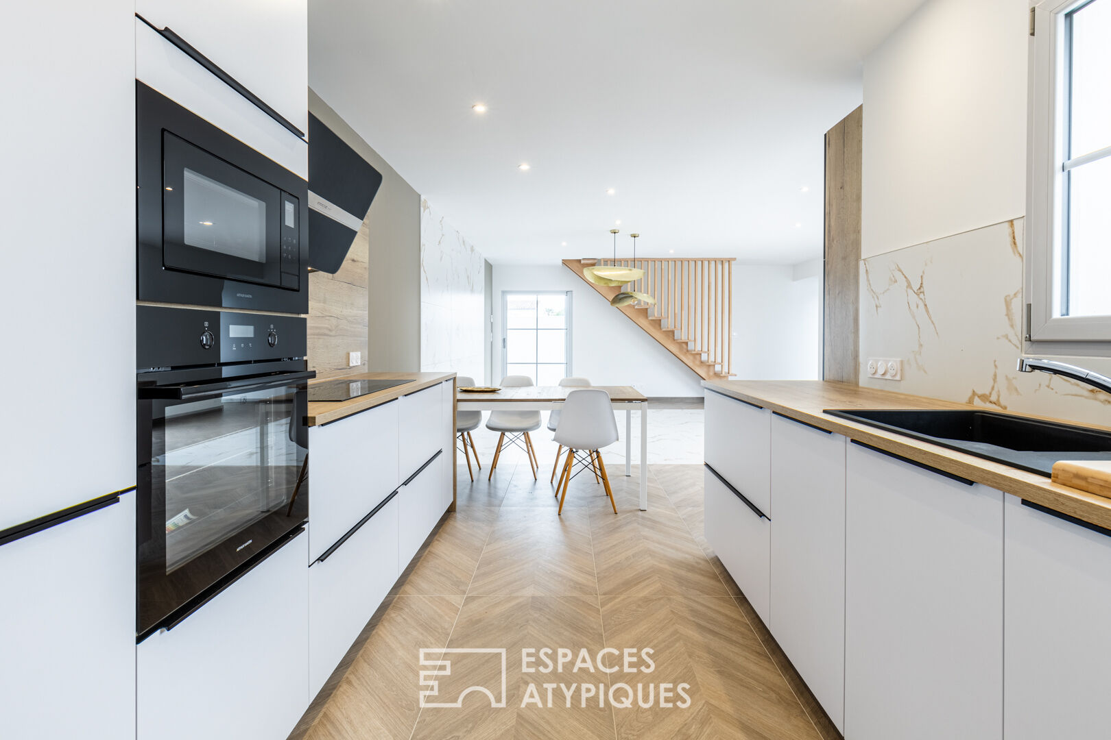 An elegant new contemporary, beach and shops in the immediate vicinity