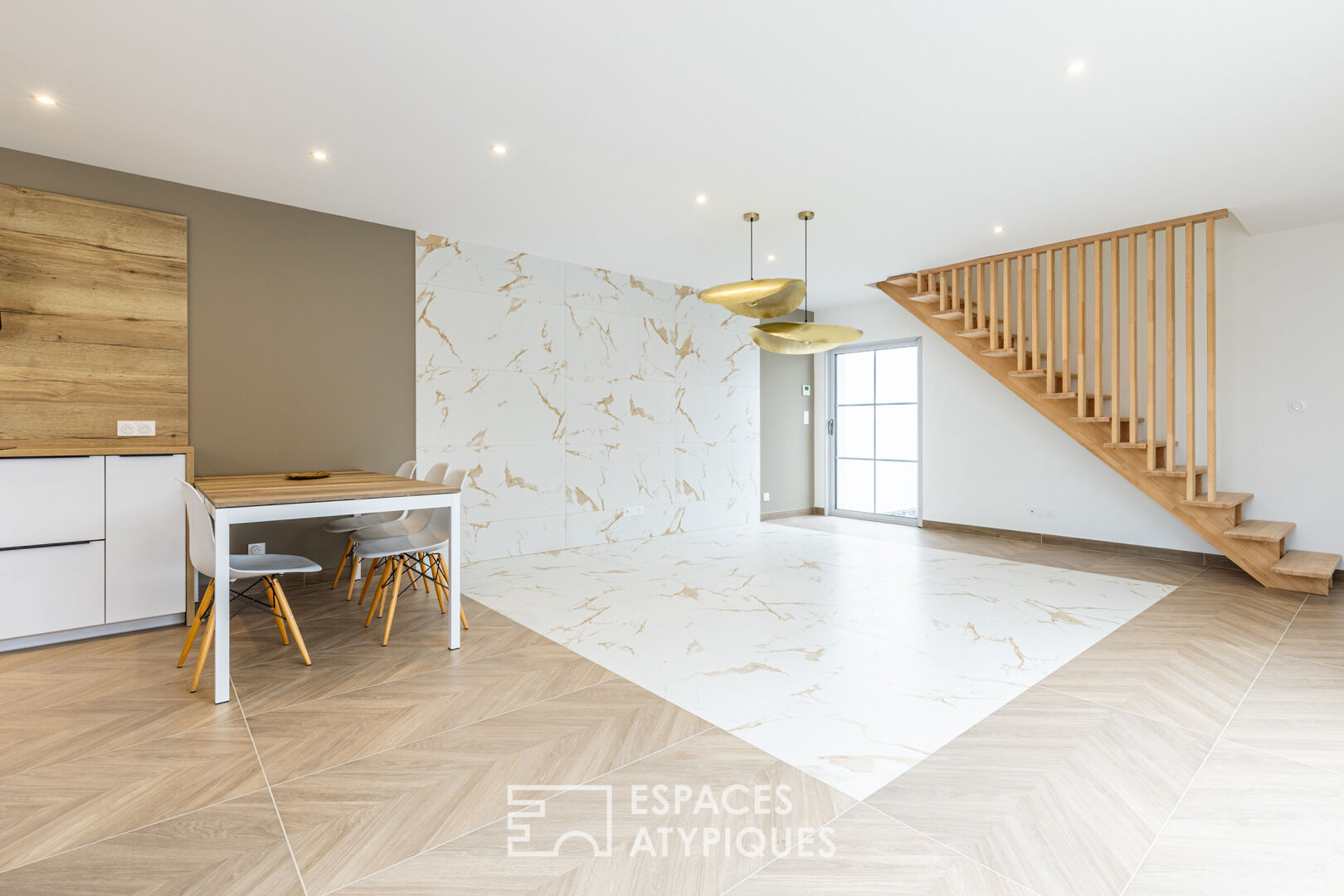 An elegant new contemporary, beach and shops in the immediate vicinity