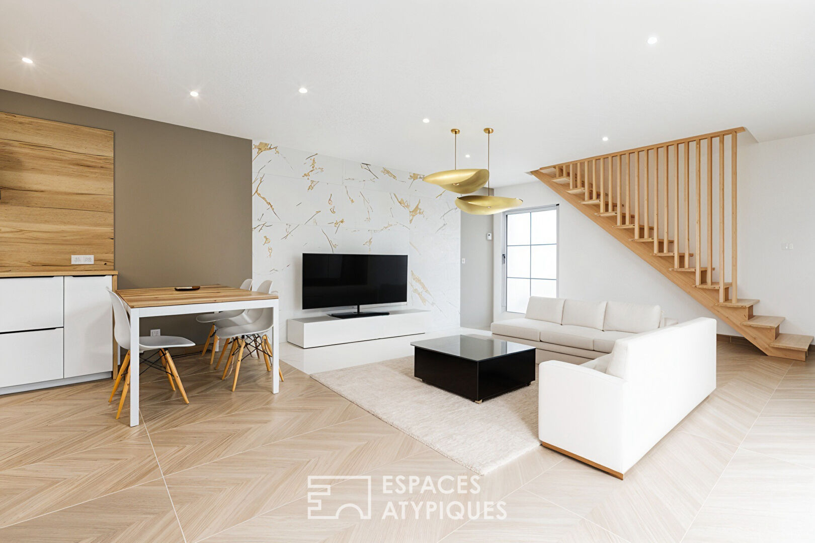 An elegant new contemporary, beach and shops in the immediate vicinity
