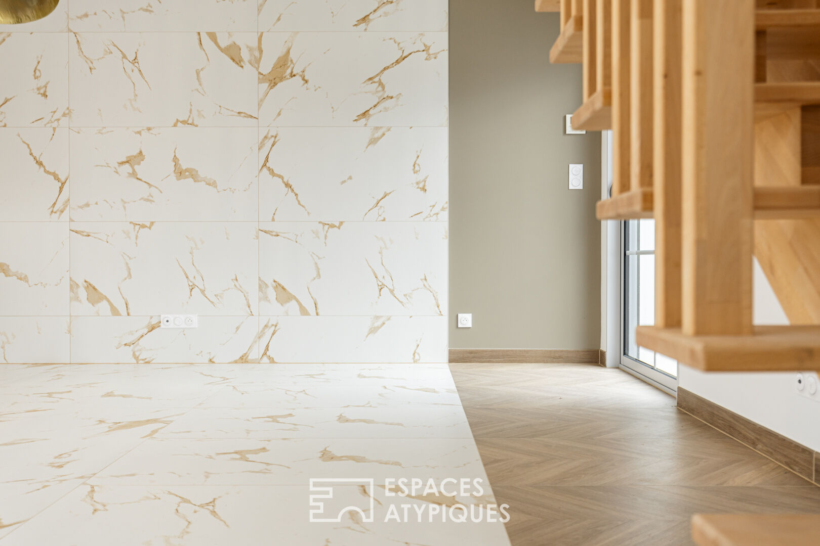 An elegant new contemporary, beach and shops in the immediate vicinity