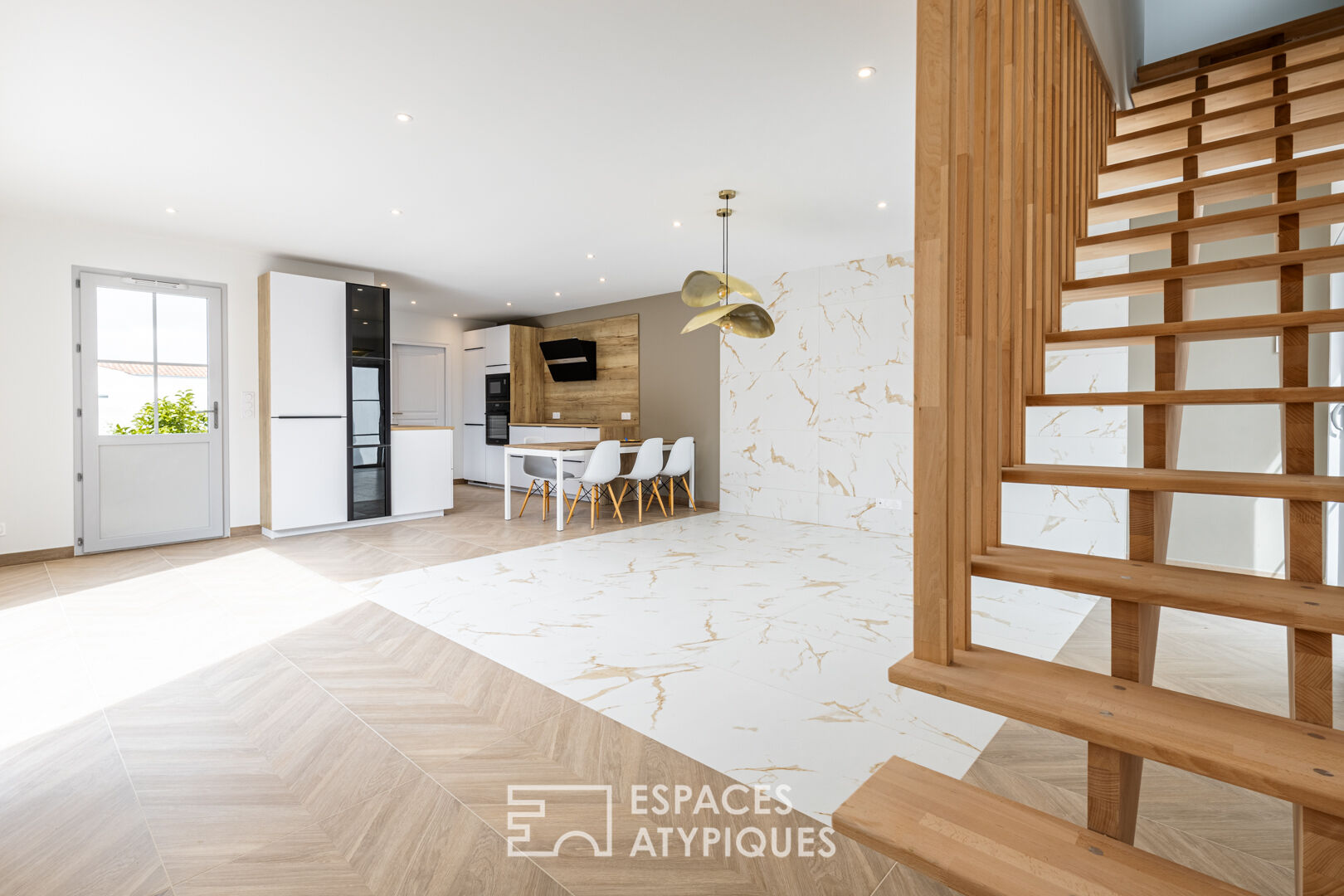 An elegant new contemporary, beach and shops in the immediate vicinity