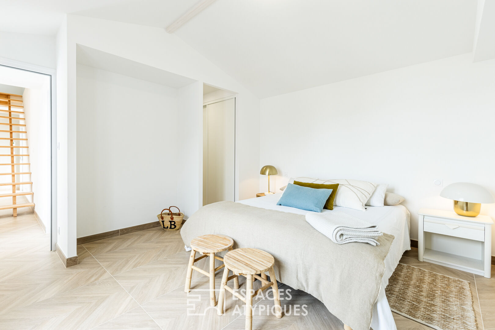An elegant new contemporary, beach and shops in the immediate vicinity