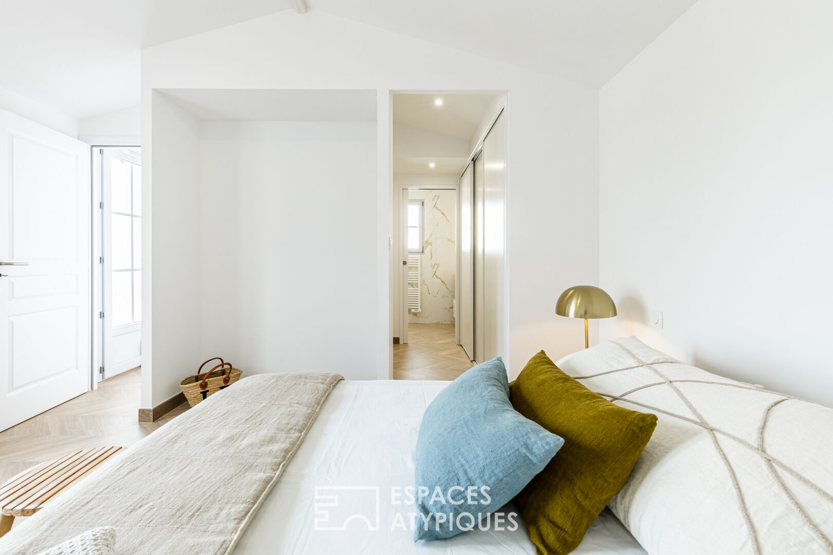 An elegant new contemporary, beach and shops in the immediate vicinity