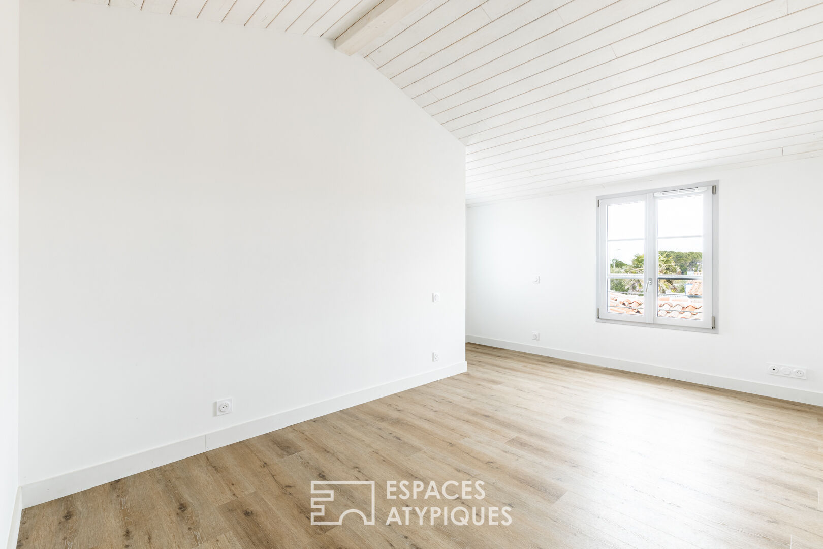 An elegant new contemporary, beach and shops in the immediate vicinity