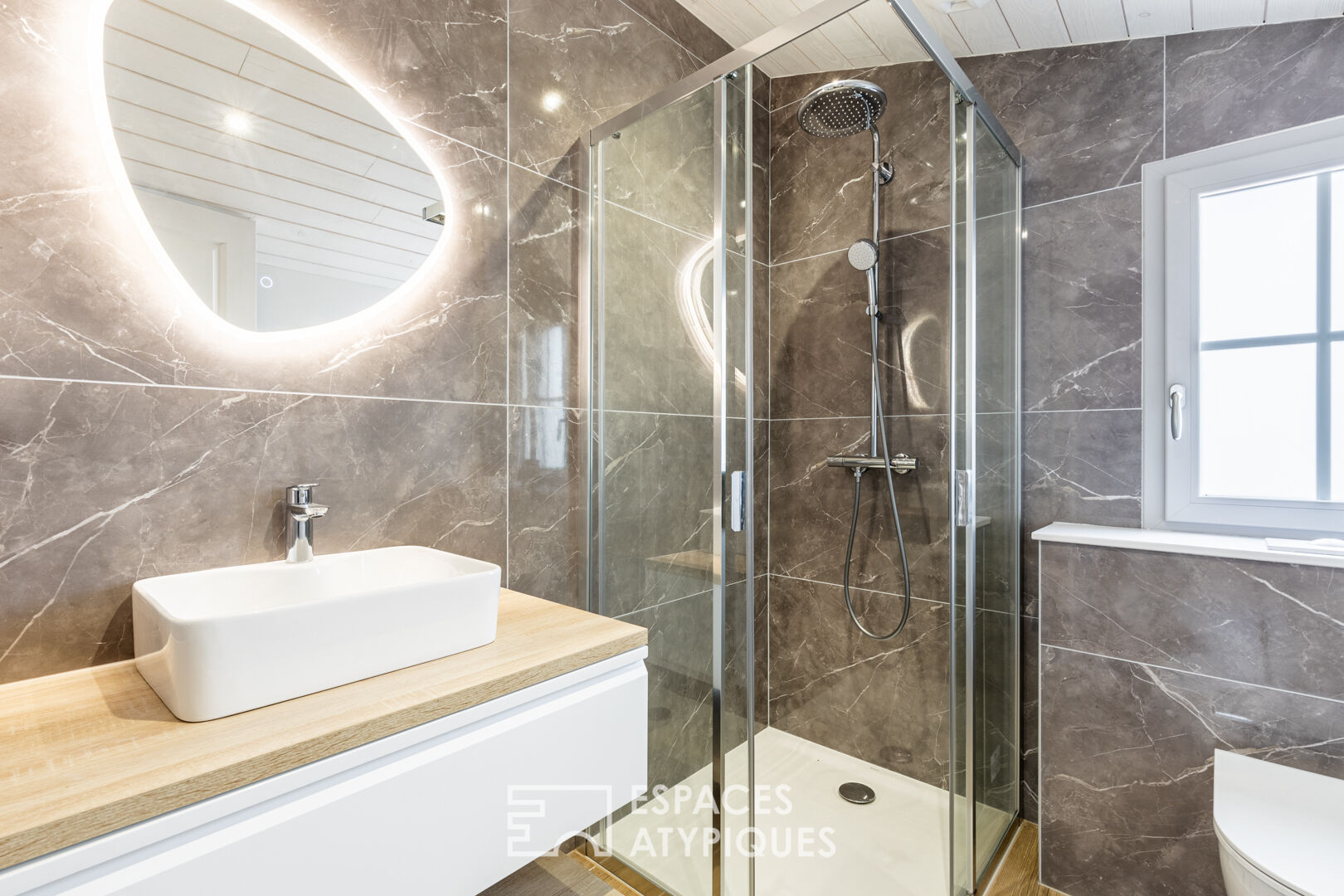 An elegant new contemporary, beach and shops in the immediate vicinity