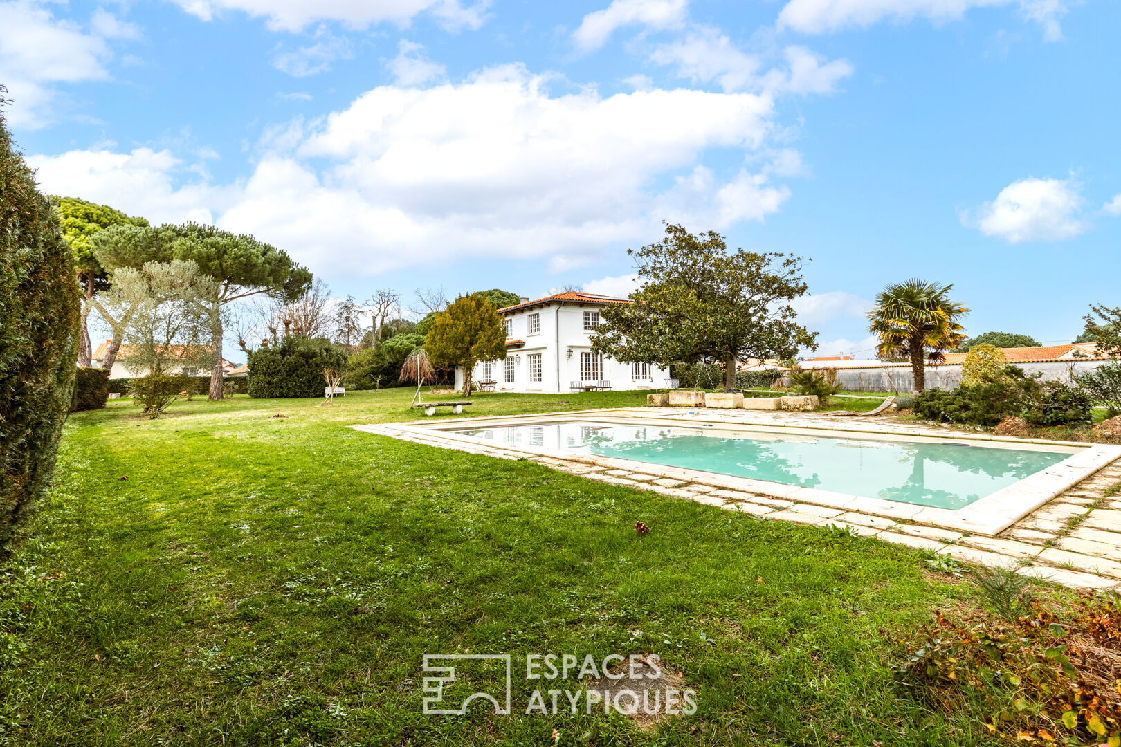 A revisited bourgeoisie and its wooded park