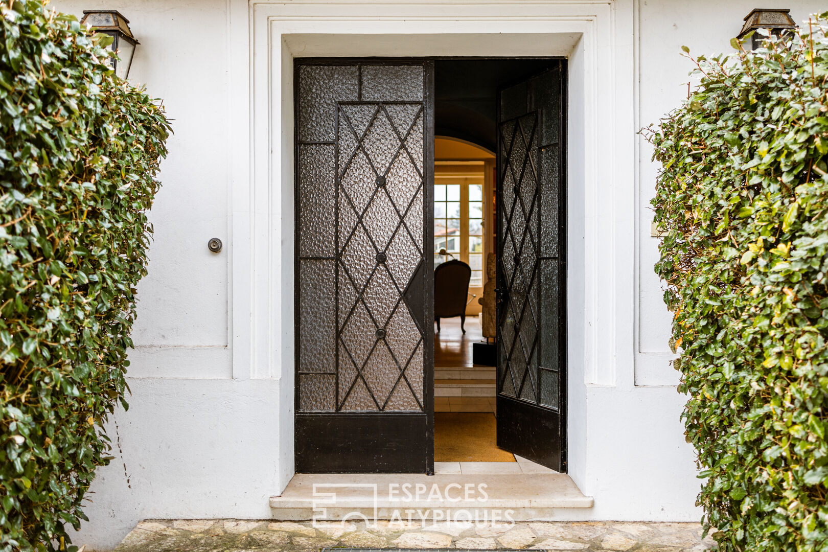 A revisited bourgeoisie and its wooded park