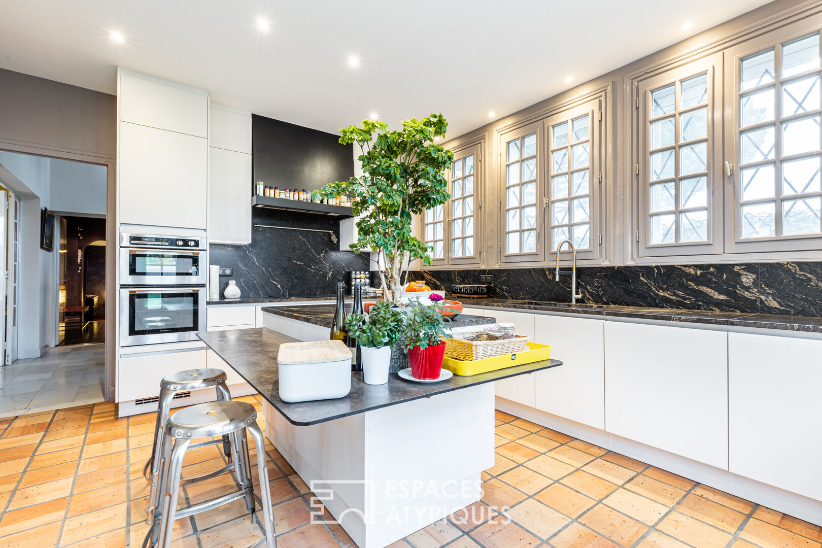 A revisited bourgeoisie and its wooded park