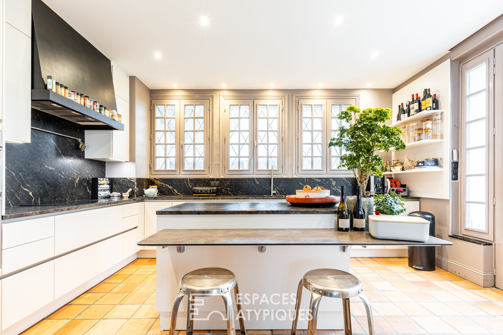 A revisited bourgeoisie and its wooded park