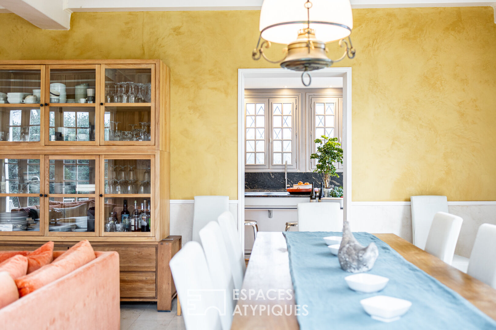 A revisited bourgeoisie and its wooded park