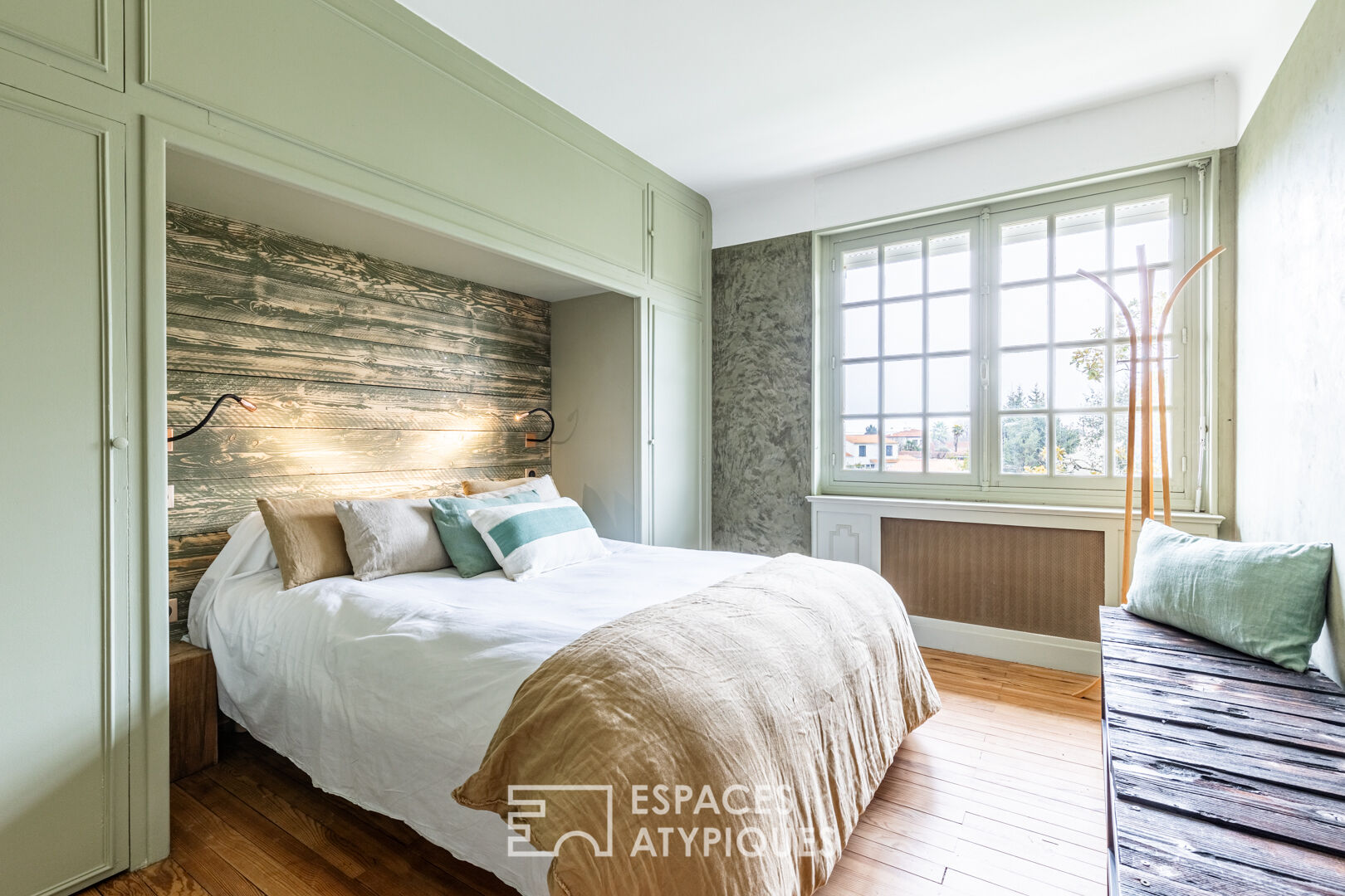 A revisited bourgeoisie and its wooded park