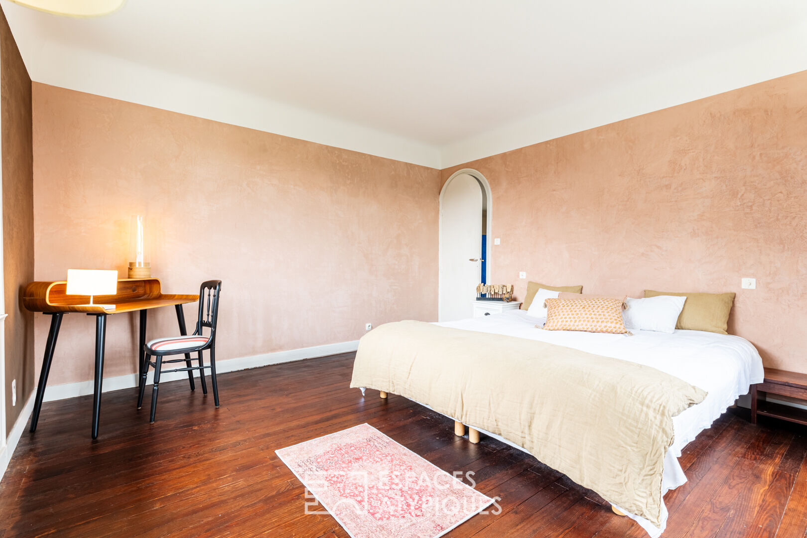 A revisited bourgeoisie and its wooded park