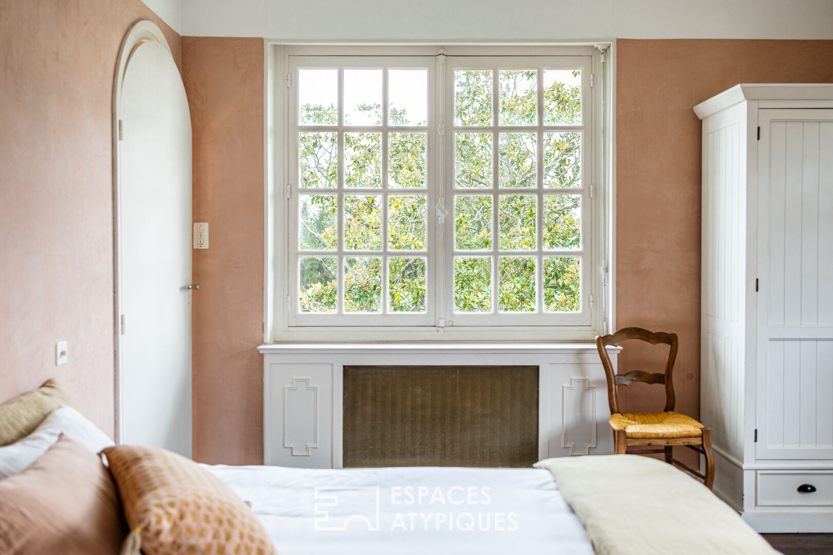 A revisited bourgeoisie and its wooded park