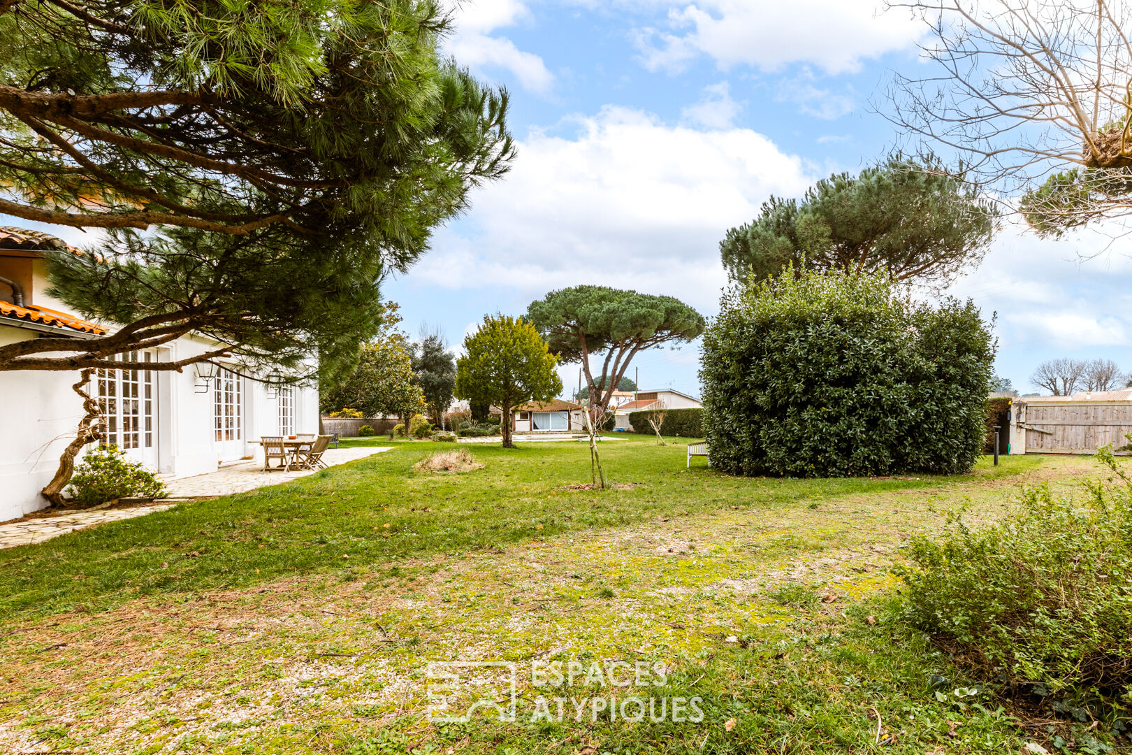 A revisited bourgeoisie and its wooded park