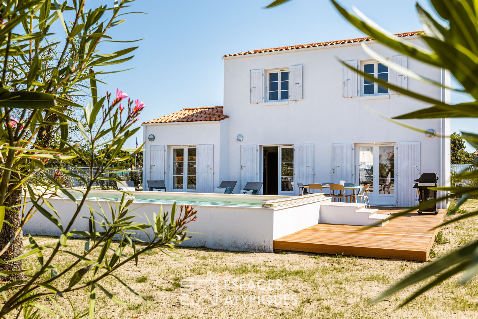 Une lumineuse et estivale villa