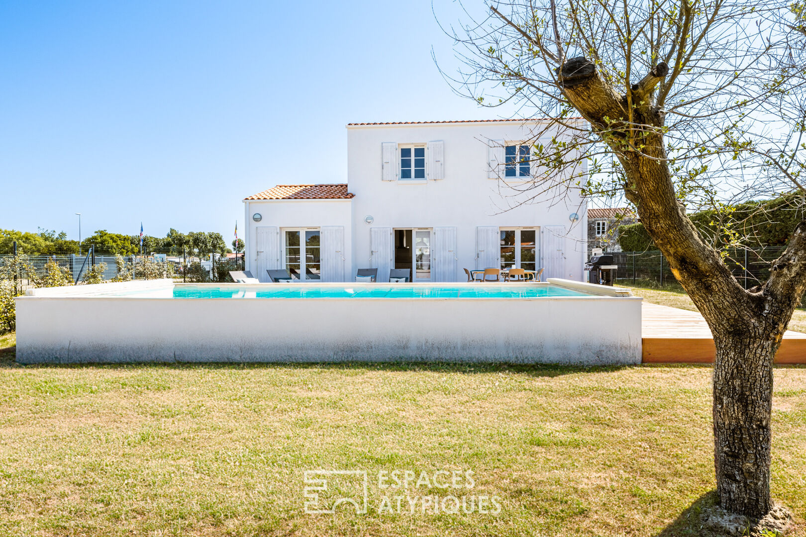 Une lumineuse et estivale villa
