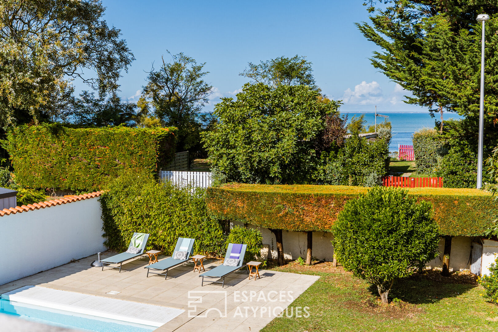 Inspirant cocon familial face à la mer avec piscine et jardin pittoresque