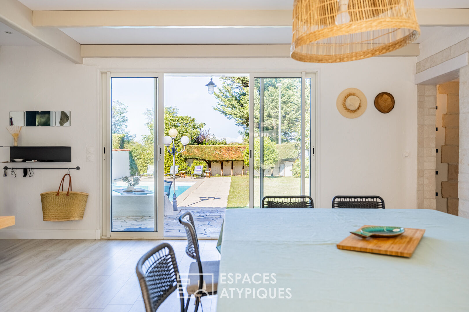 Inspirant cocon familial face à la mer avec piscine et jardin pittoresque
