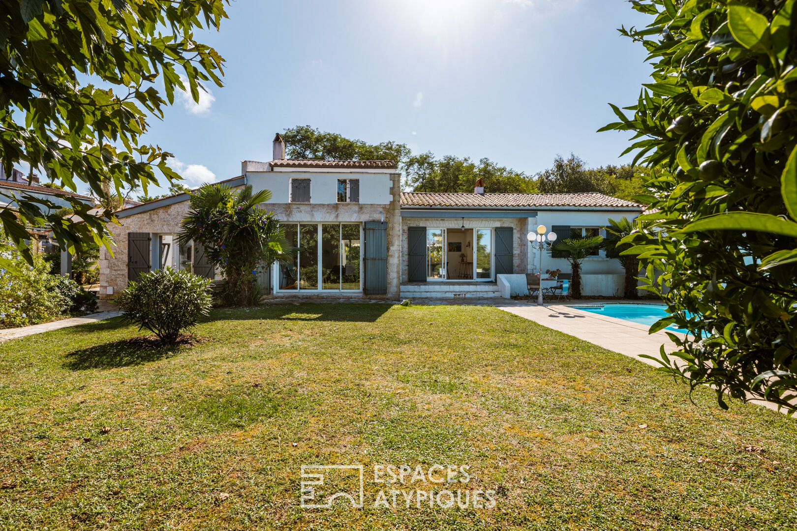 Inspirant cocon familial face à la mer avec piscine et jardin pittoresque