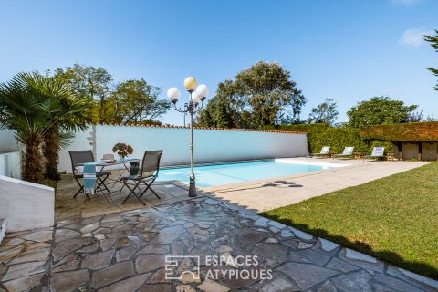 Inspirant cocon familial face à la mer avec piscine et jardin pittoresque