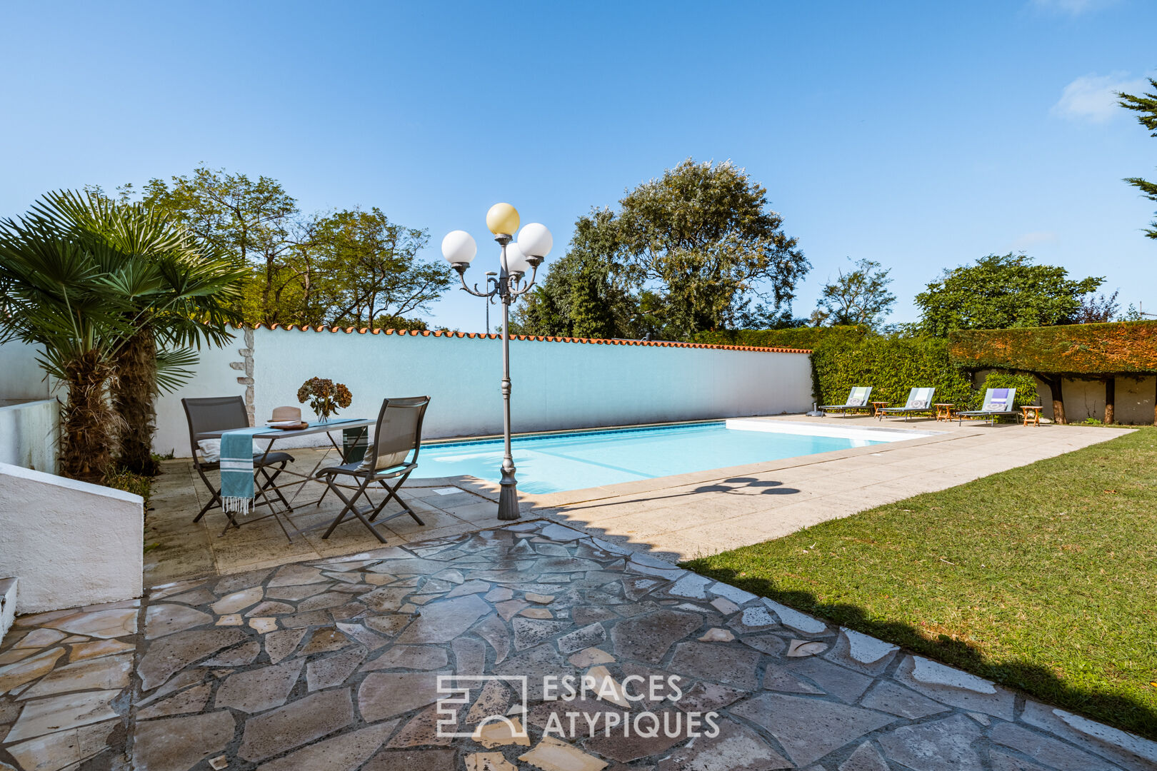 Inspirant cocon familial face à la mer avec piscine et jardin pittoresque