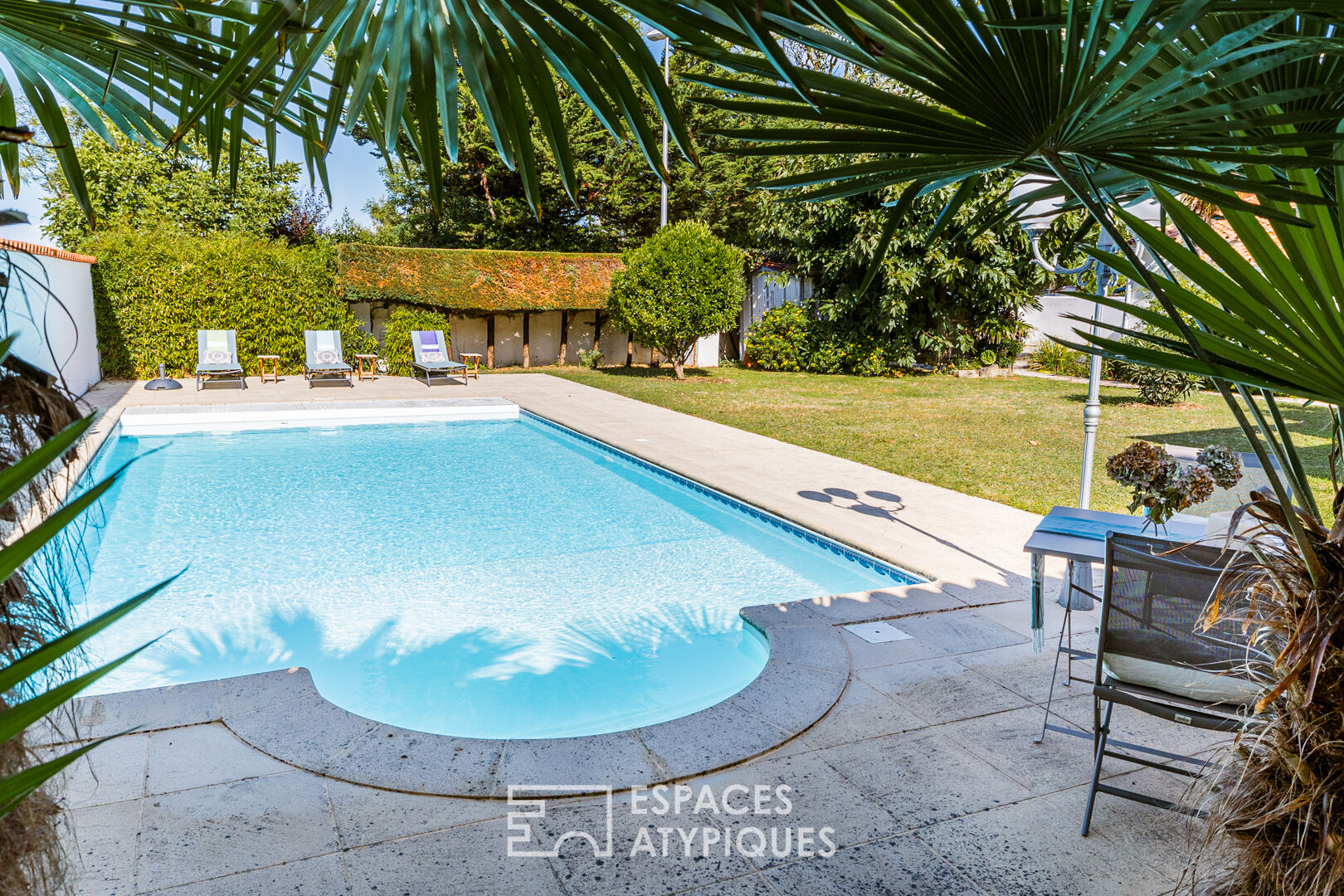 Inspirant cocon familial face à la mer avec piscine et jardin pittoresque