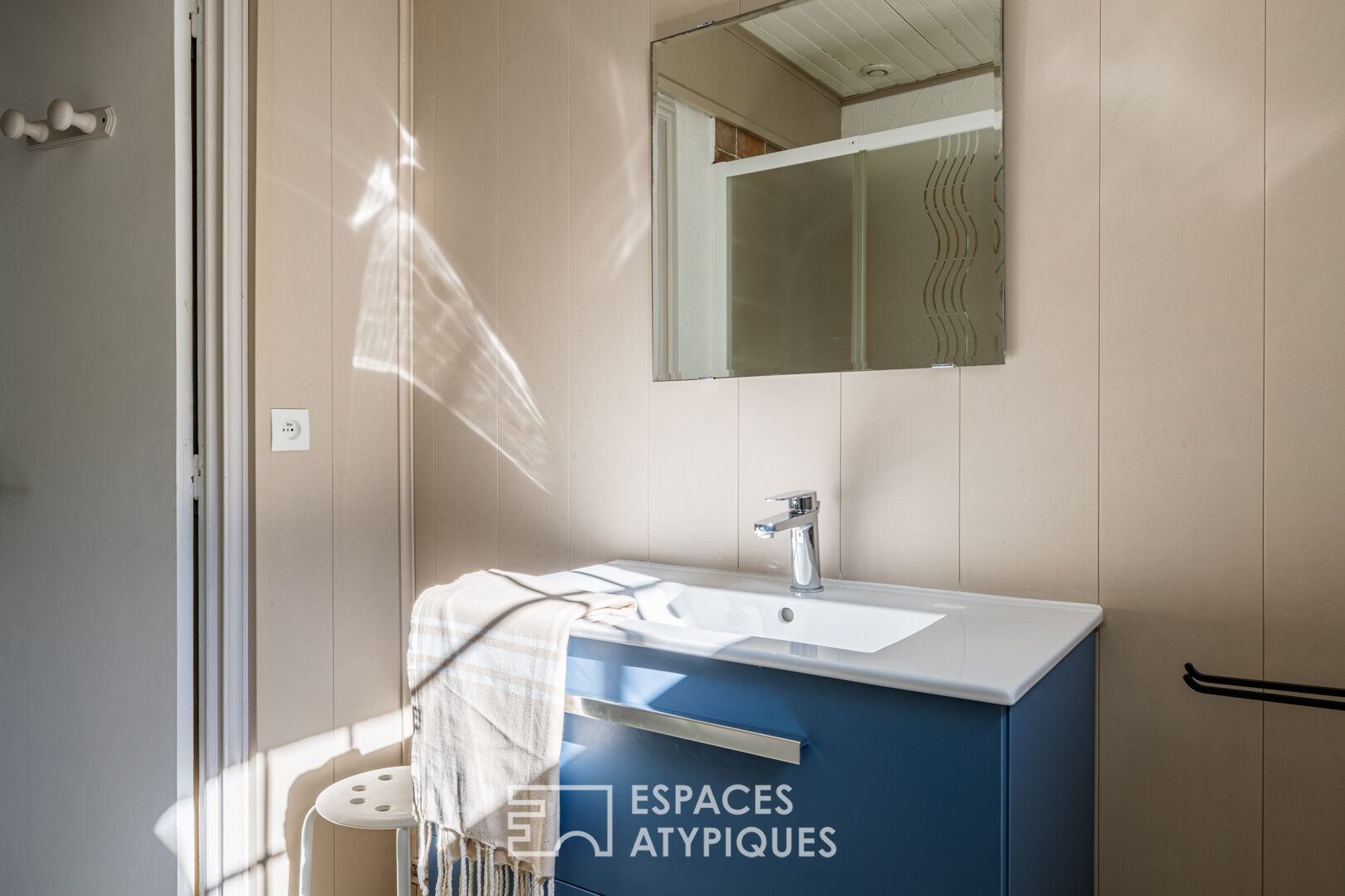 Inspirant cocon familial face à la mer avec piscine et jardin pittoresque